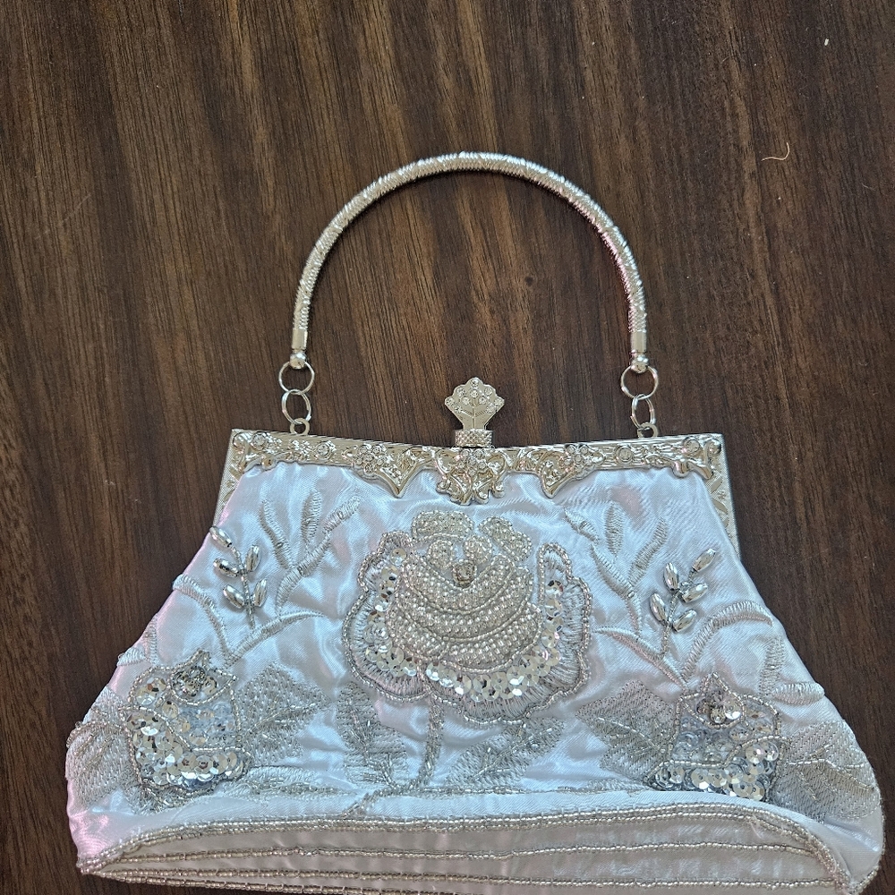 Elegant Silver Embroidered Handbag - Picture 6 of 6